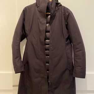 Arc’teryx women’s centrale parka in medium; black; like-new condition;